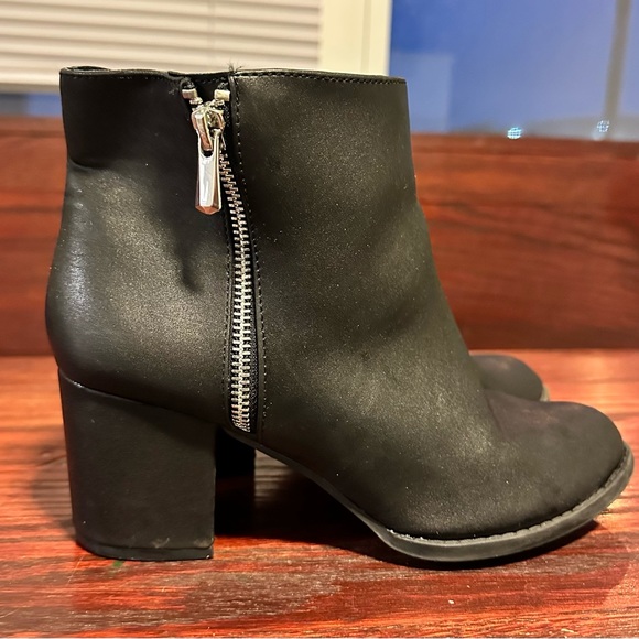 torrid Shoes - Torrid zip up black leather heeled bootie size 8w